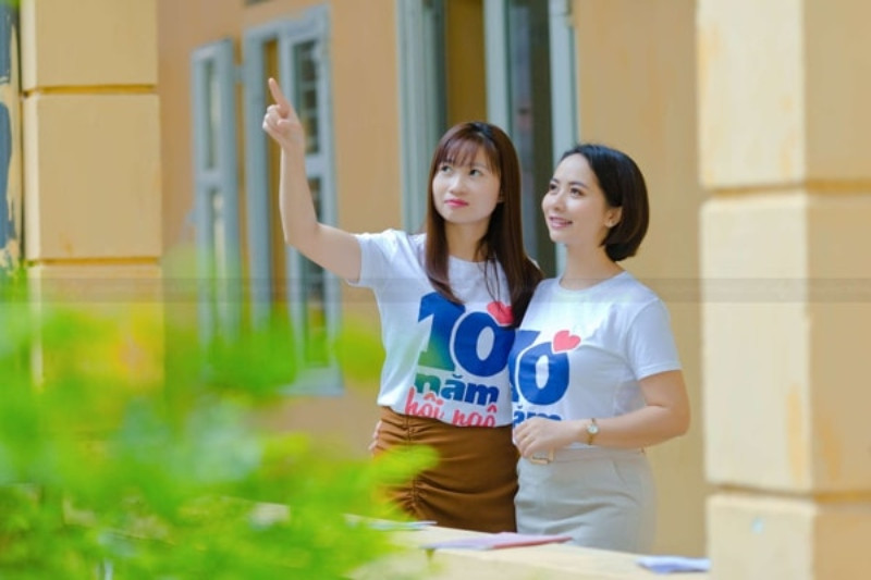 Áo thun đồng phục họp lớp với màu sắc tươi sáng, thể hiện tinh thần tập thể