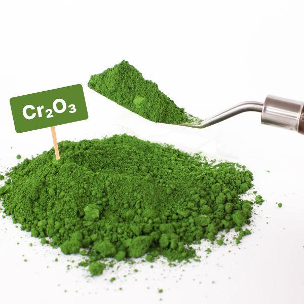 Bột màu xanh đặc trưng của crom 3 oxit trong công nghiệp.