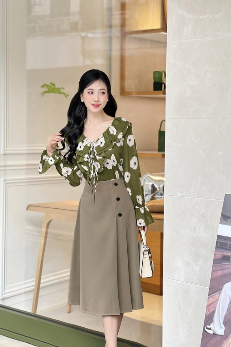 Chân váy midi họa tiết và áo kiểu màu đen - phong cách nữ tính cho buổi họp lớp U30