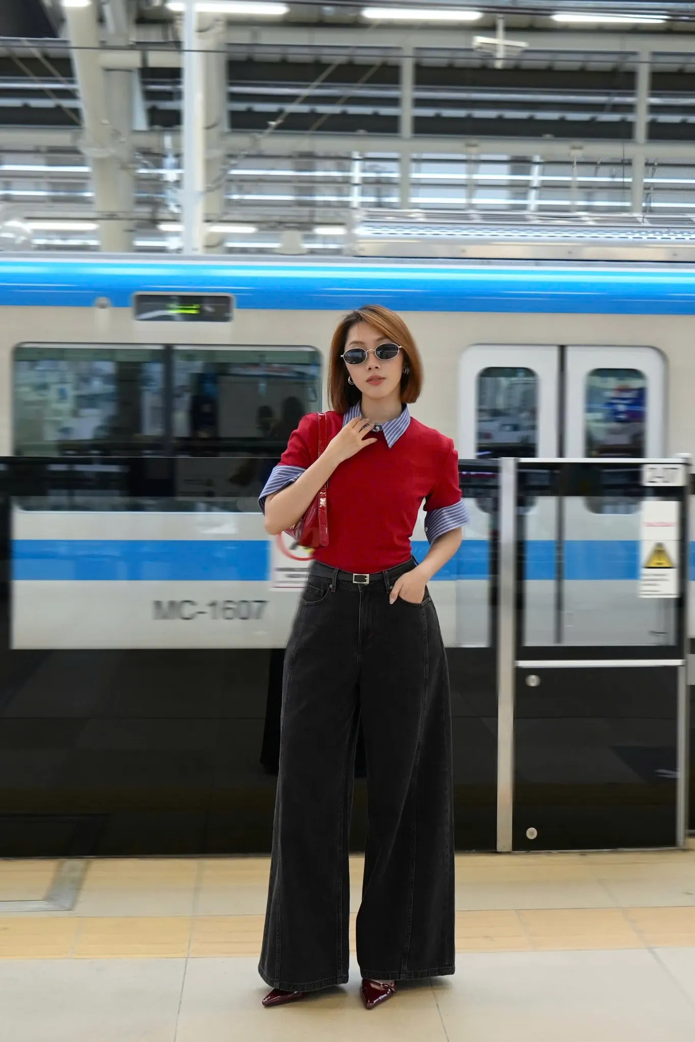 Kết hợp màu đỏ với xám mang đến vẻ ngoài hiện đại và tinh tế