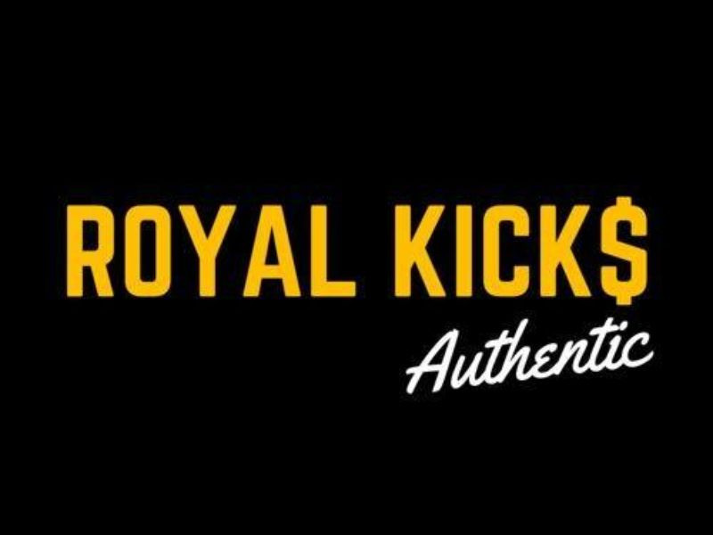 Khu vực trưng bày giày và một số quần áo thể thao của các thương hiệu chính hãng tại Royal Kicks - Authentic ở Hà Nội