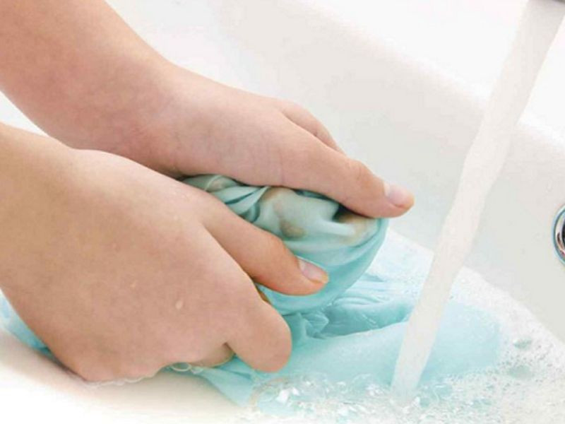 Lưu ý giặt áo kịp thời để tránh tình trạng nách áo bị ố vàng