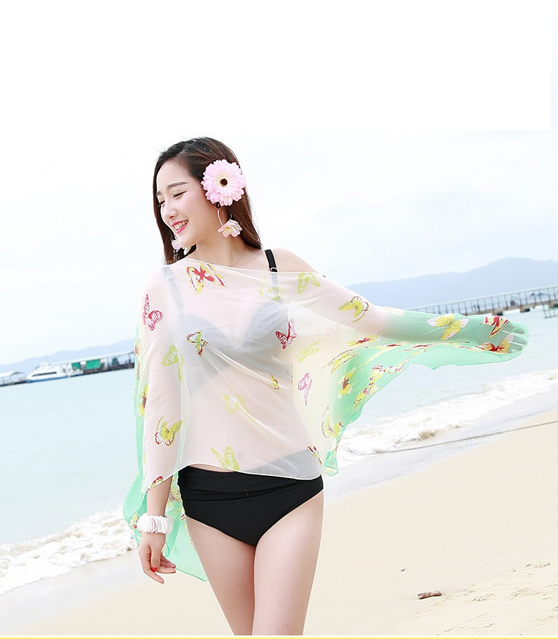 Người phụ nữ đi biển mặc áo choàng dài mỏng bên ngoài bikini