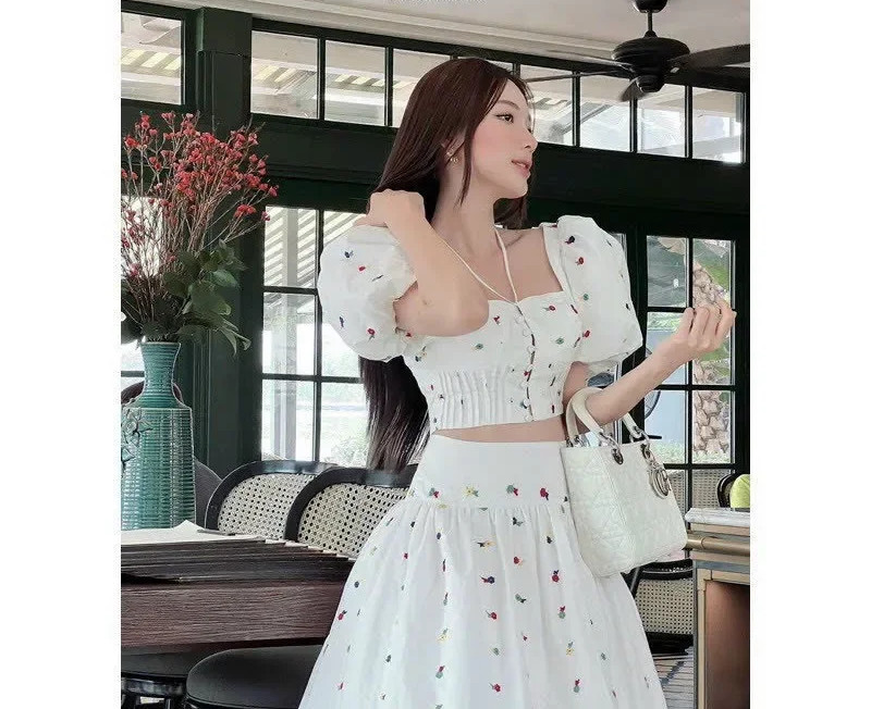 Phối váy xòe và áo croptop giúp tôn eo và tạo đường cong cho dáng người chữ nhật