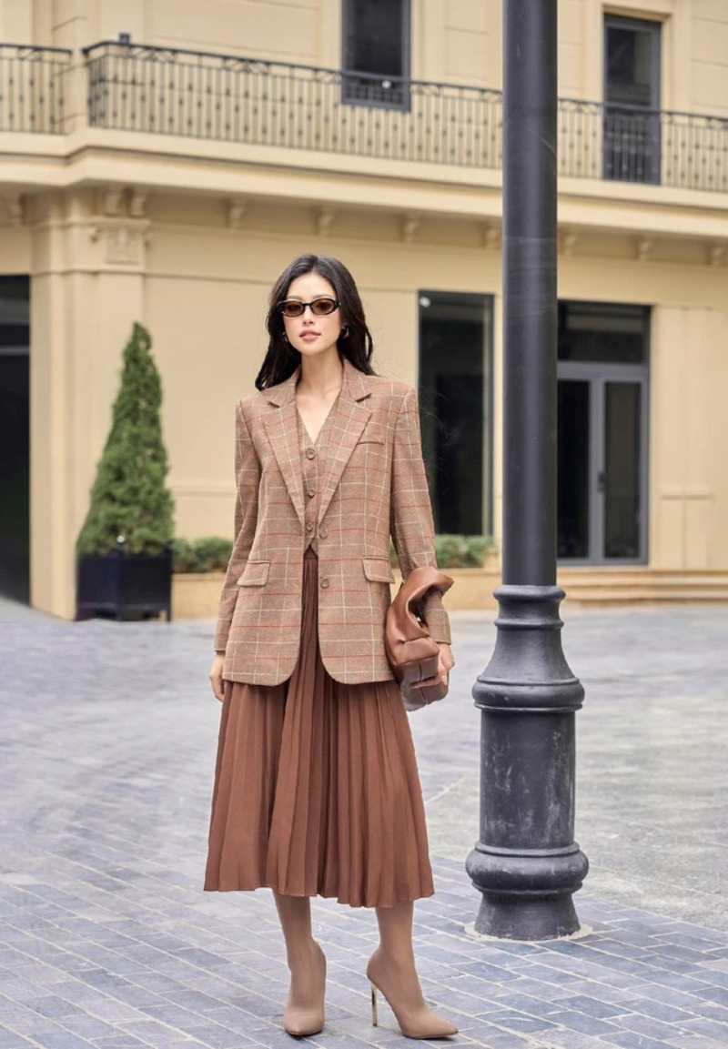 Tận dụng layering (khoác ngoài, blazer) để tạo chiều sâu cho thân hình chữ nhật